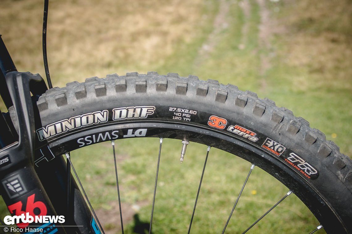 Die Maxxis Minion DHF Reifen passen mit ihrer Breite von 2,6 " bestens zur Verspieltheit des Rades