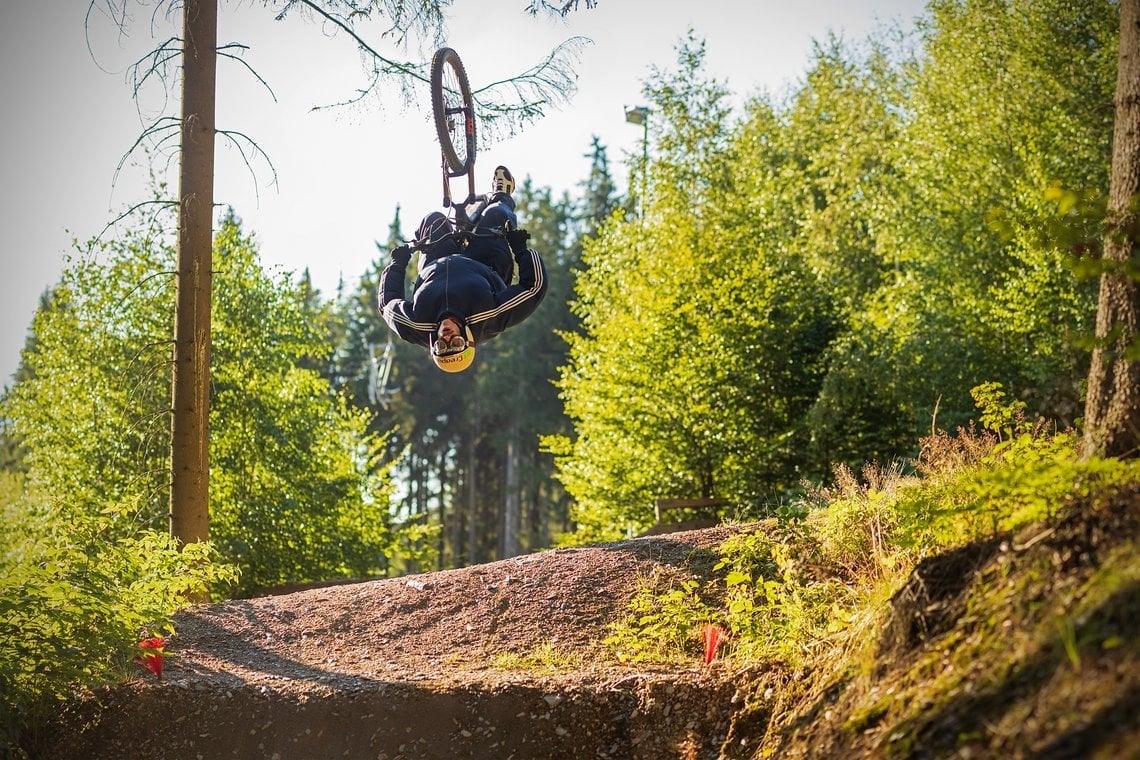 Backflip mit dem E-MTB? Krasser Move! Fischi hat's drauf und haut einige coole Tricks raus.