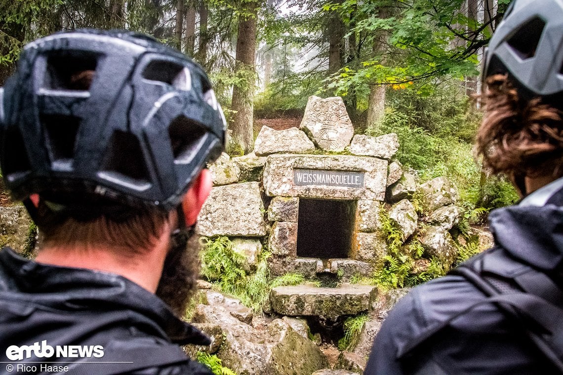 Die Weißmainquelle entspringt am Osthang des Ochsenkopfes.