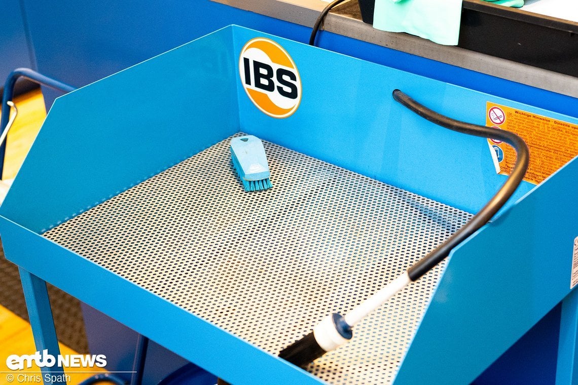 Bevor es konkret ans Innenleben geht, will der Motor gereinigt werden, damit auch kein Schmutz reinkommt.