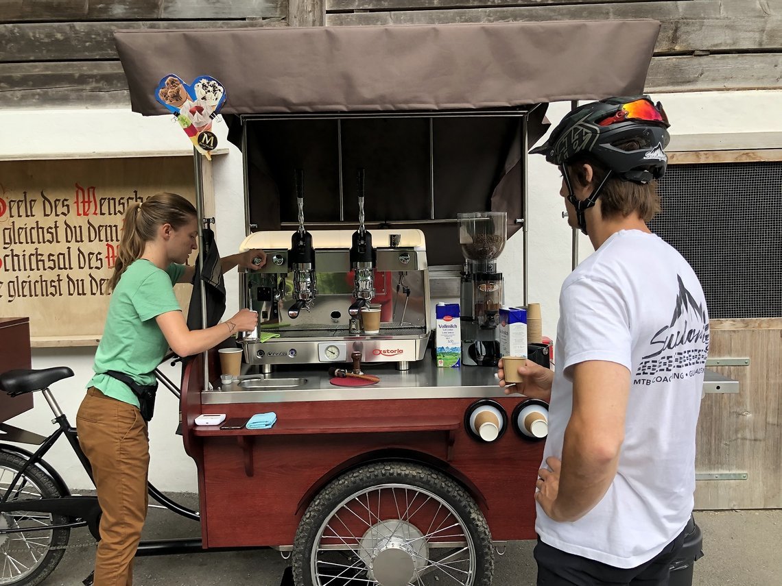 In Lauberhorn angekommen haben wir uns über einen frischen Kaffee gefreut und ich war schwer begeistert von dem Barista-Setup dieser Dame