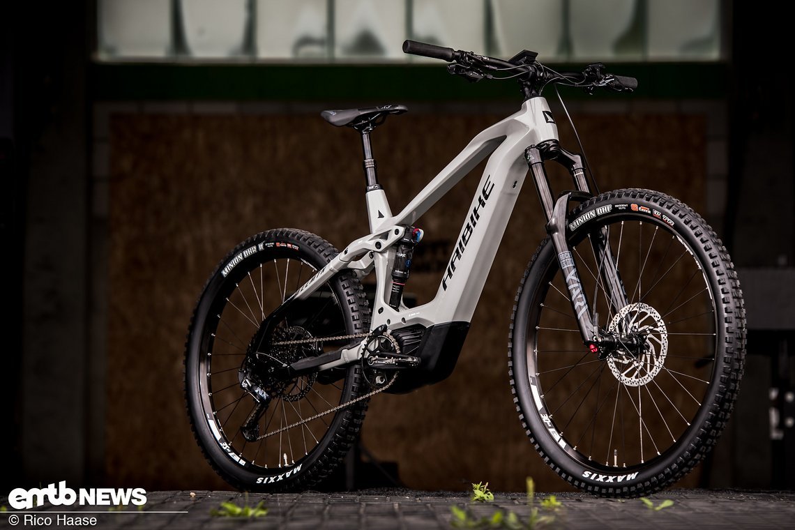 Das Haibike ALLMTN CF 9 ist das Mittelklassemodell der ALLMTN-Serie für 2022