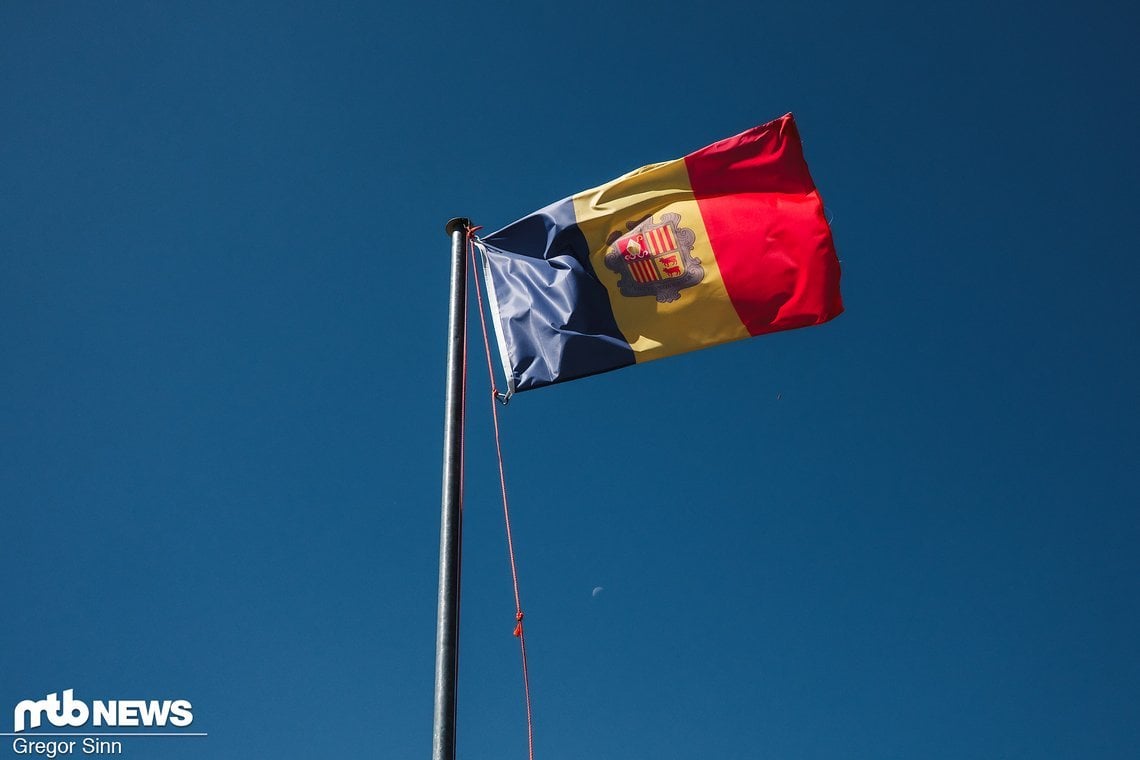 Hübscher Kontrast: die wehende Fahne von Andorra auf blauem Grund.