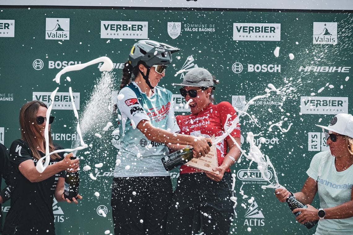 Champagner! Die 2022er Saison der E-Bike World Tour ist schon wieder zu Ende!