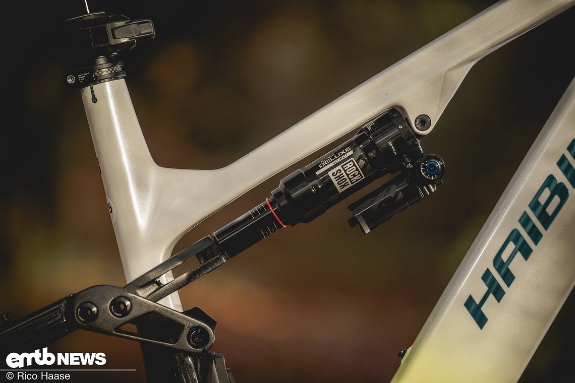 Der RockShox Super Deluxe Ultimate-Dämpfer kontrolliert 160 mm Federweg. Für einen großvolumigeren Dämpfer wie den Vivid Air ist hier allerdings kein Platz.