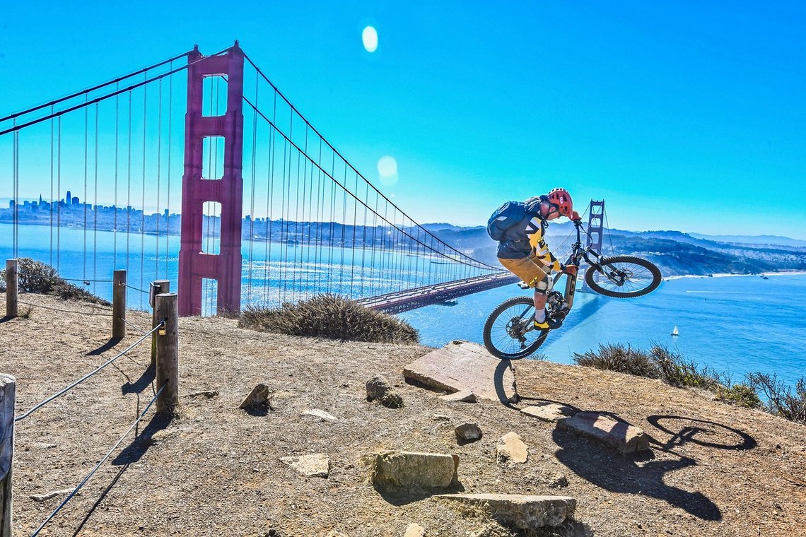 Freeride-Tricks an der Golden Gate Bridge