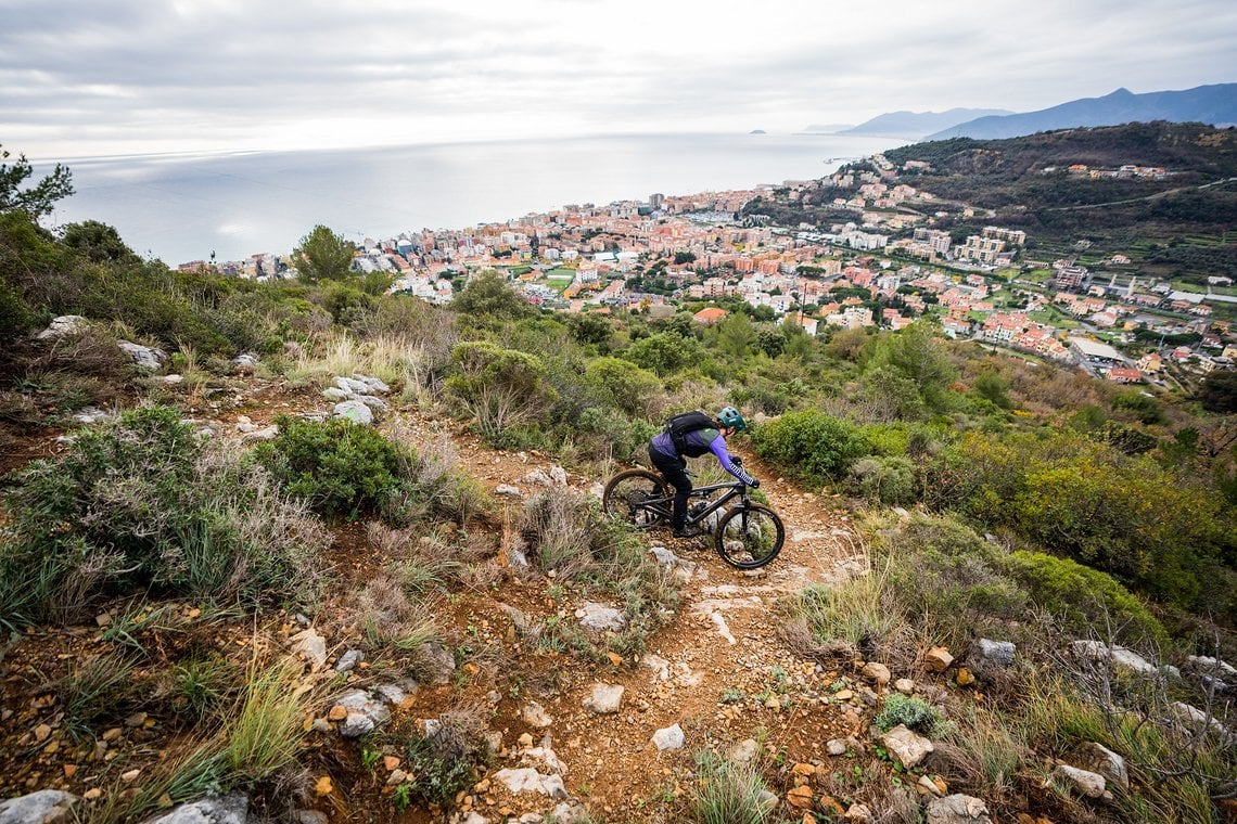 Pietra Ligure bietet exzellente E-Bike-Erlebnisse und Meer.