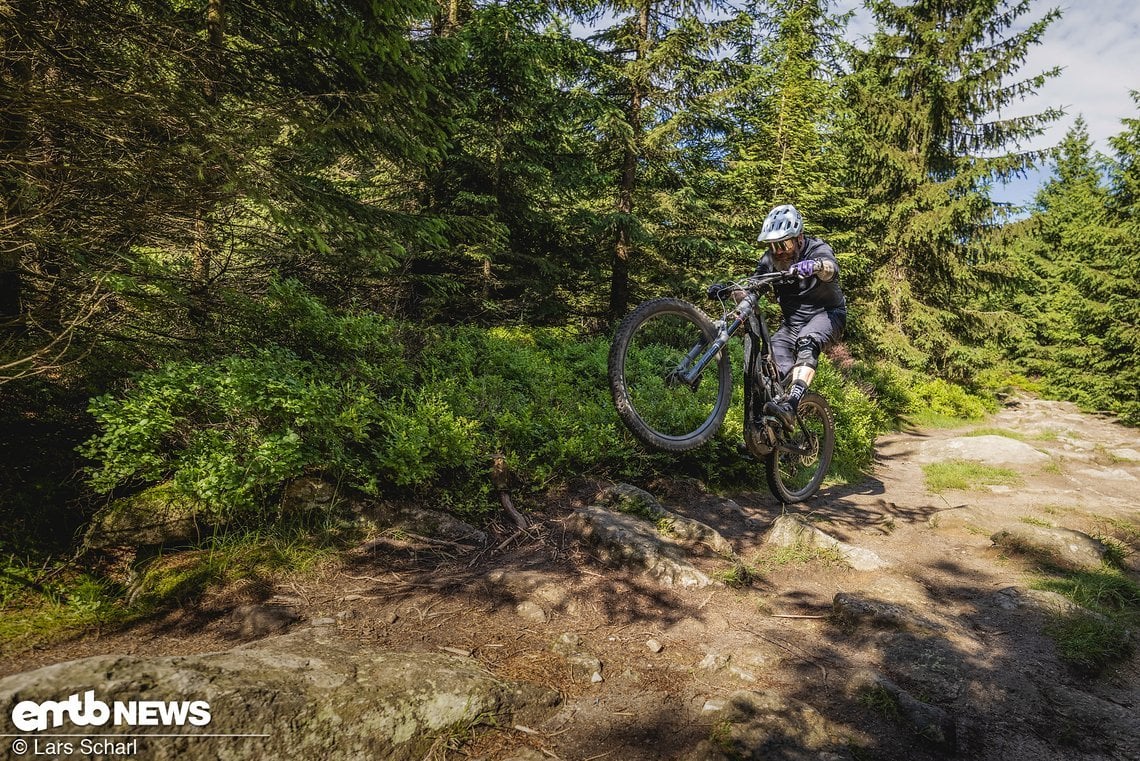 Das Fahrwerk arbeitet fantastisch, das Handling ist agil und spritzig – zack, schon habe ich auf dem Trail extrem viel Spaß!