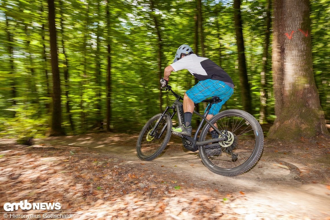 Dank absenkbarer Sattelstütze wird das E-Hardtail zum spaßigen Trail-Räuber.