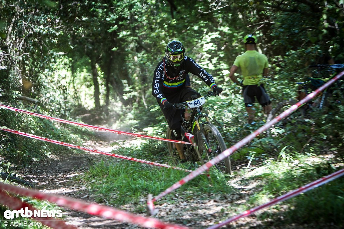 Auf den Uphills finden sich Schikanen, die die Fahrer verlangsamen sollen. Dabei schauen die Judges genau auf die Bikes der Fahrer, um mögliche Manipulationen aufzudecken.