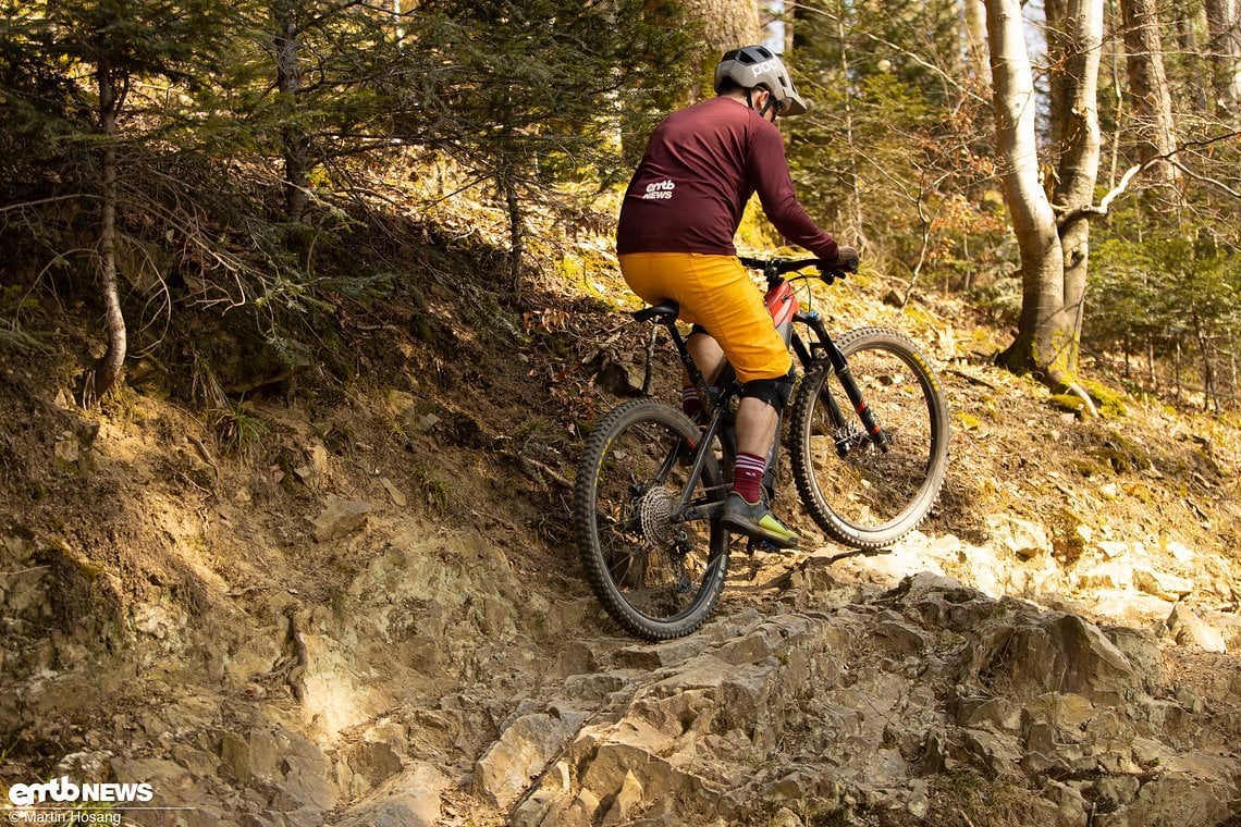 In unwegsamem Uphill kann es hilfreich sein, etwas auf die Sattelspitze zu rutschen, um sich zentral auf dem E-MTB zu positionieren.