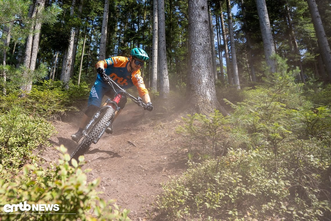 Kommt das Bike doch mal ins Rutschen, gerät man dank des zentralen Schwerpunkts, der für ein kontrolliertes Driftverhalten sorgt, nicht zu schnell ins Schwitzen