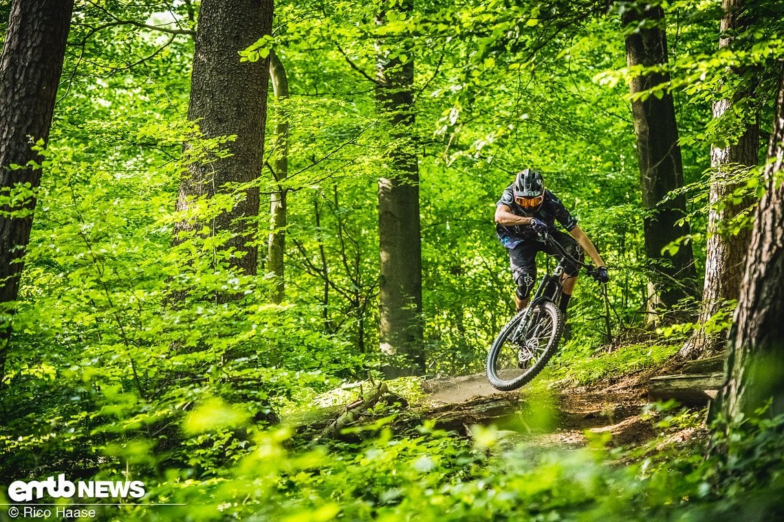 ... auf engen Trails eher zum Cruisen ein