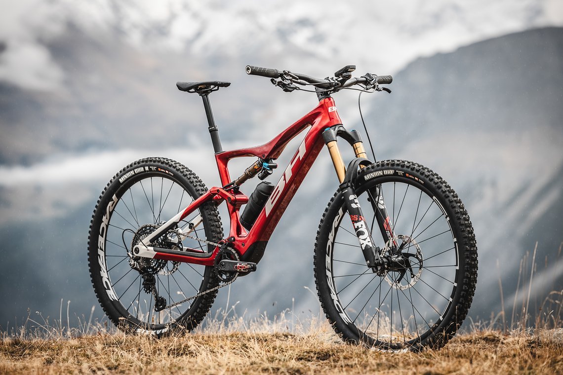 BH iLynx Trail 2022 ist ein leichtes E-Trailbike mit Carbon-Rahmen und satten 150 mm Federweg an Front und Heck.