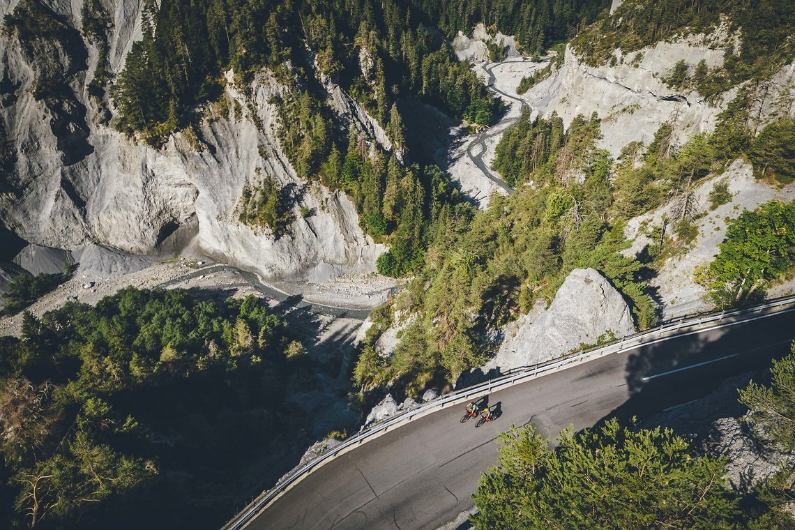 Bergauf geht es hier Richtung Valendas …