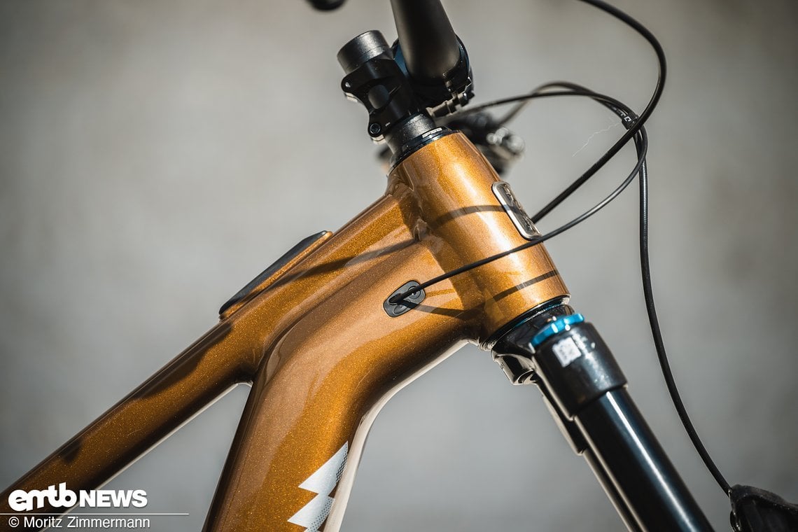 Innenliegende Züge sind vor allem am E-MTB absolut Standard, Marin setzt am Rift Zone EL auf die Leitungseingänge neben dem Steuerrohr.