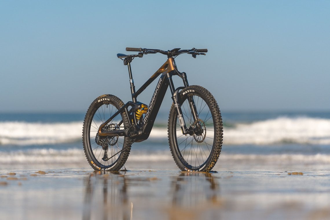 Das Mondraker Dune setzt auf einen Bosch SX-Motor, der von einem 400-Wh-Akku befeuert wird. Preislich rangiert das E-MTB zwischen 7.999 € und 11.999 €.