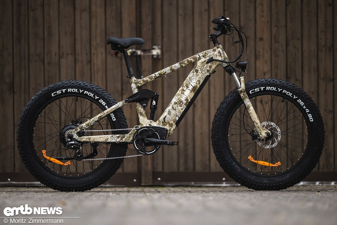 Das Himiway Cobra E-Fully Fat-Bike kommt in Schlangenlederoptik, mit passend lackierter Federgabel, Lichtanlage, Seitenständer und 4,8" dicken Knubbelreifen.