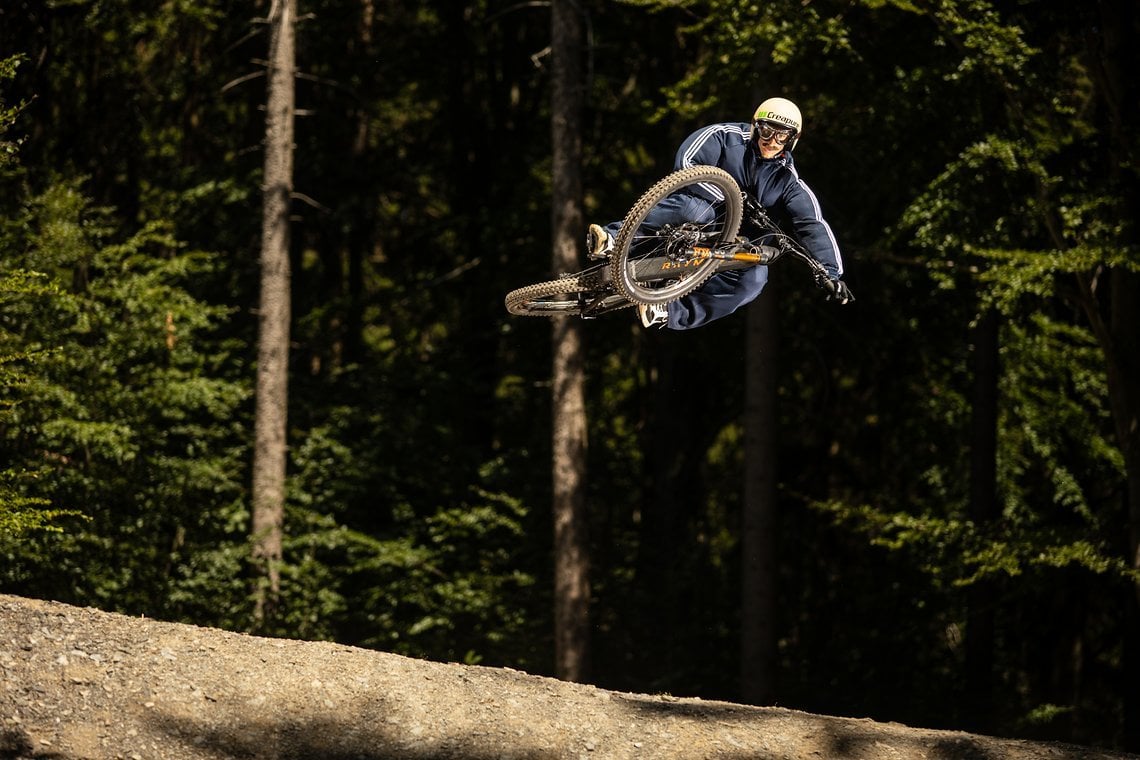 Johannes Fischbach – alias Fischi – ist schnell und kann mit richtig Style über den Trail fliegen.