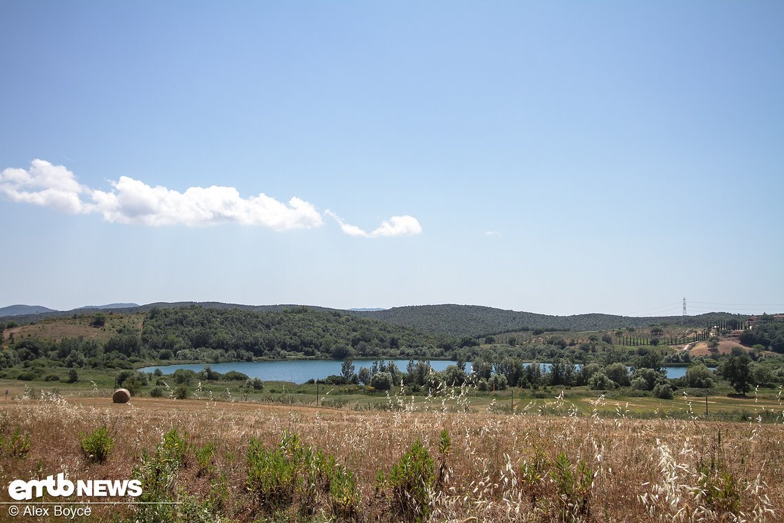 Largo di Acessa, ein Trinkwassersee, muss für die Fahrer sehr verlockend gewirkt haben, als sie auf dem Weg zu Stage 3 waren.