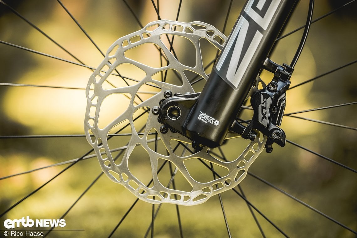 Gebremst wird mit Shimano SLX-Bremsen.