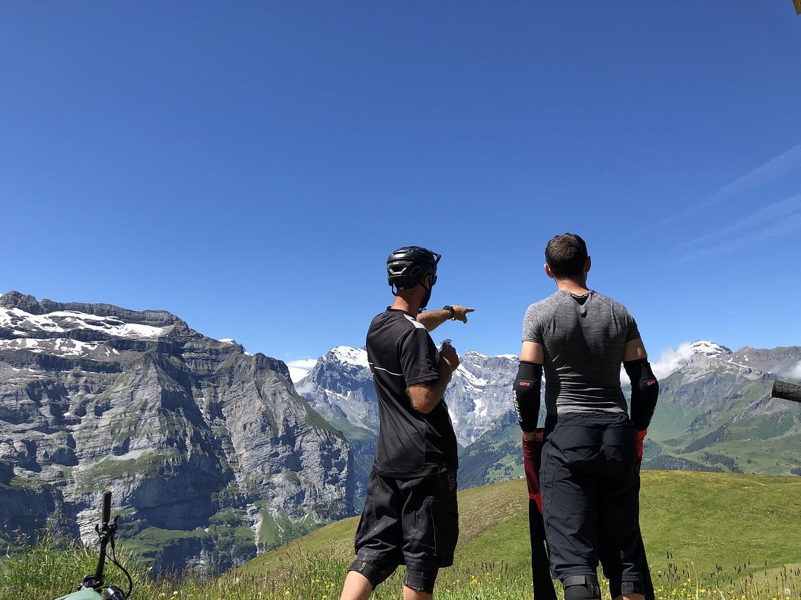 Während die Jungs schon motiviert über den weiteren Streckenverlauf diskutieren ...