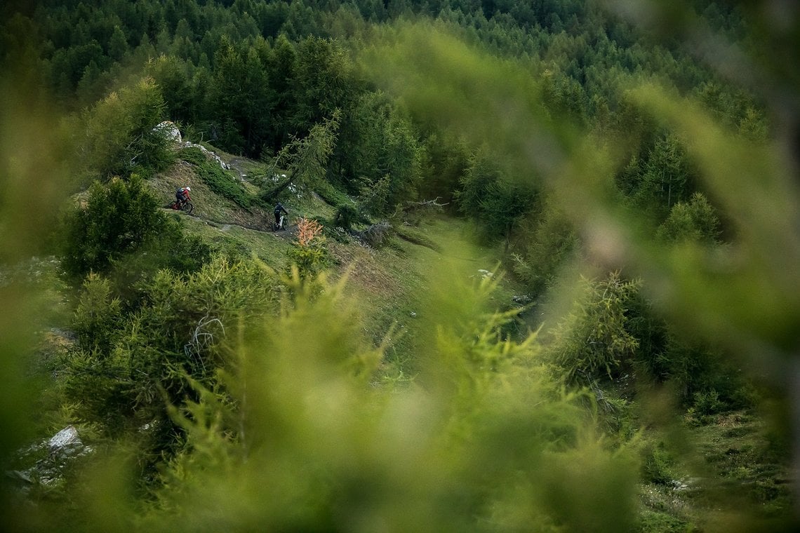 Kathi Kuypers, Olly Wilkins und der Fotograf Nathan Hughes erleben im Aostatal ein echtes E-Dventure