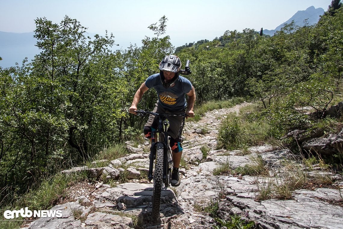 Das Innata Chamois hat keine Schwierigkeiten, technische, steinige Uphills zu meistern.