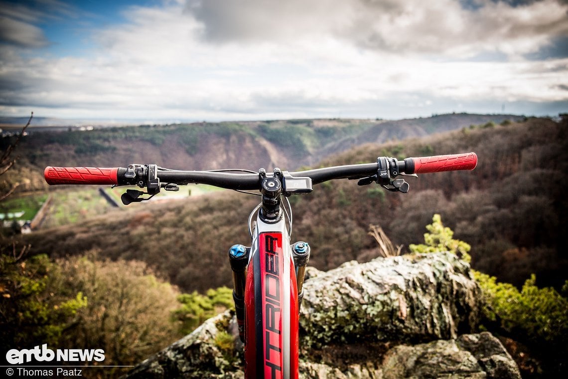 Dank Shimano Di2 Antrieb wirkt das Cockpit einheitlich und aufgeräumt