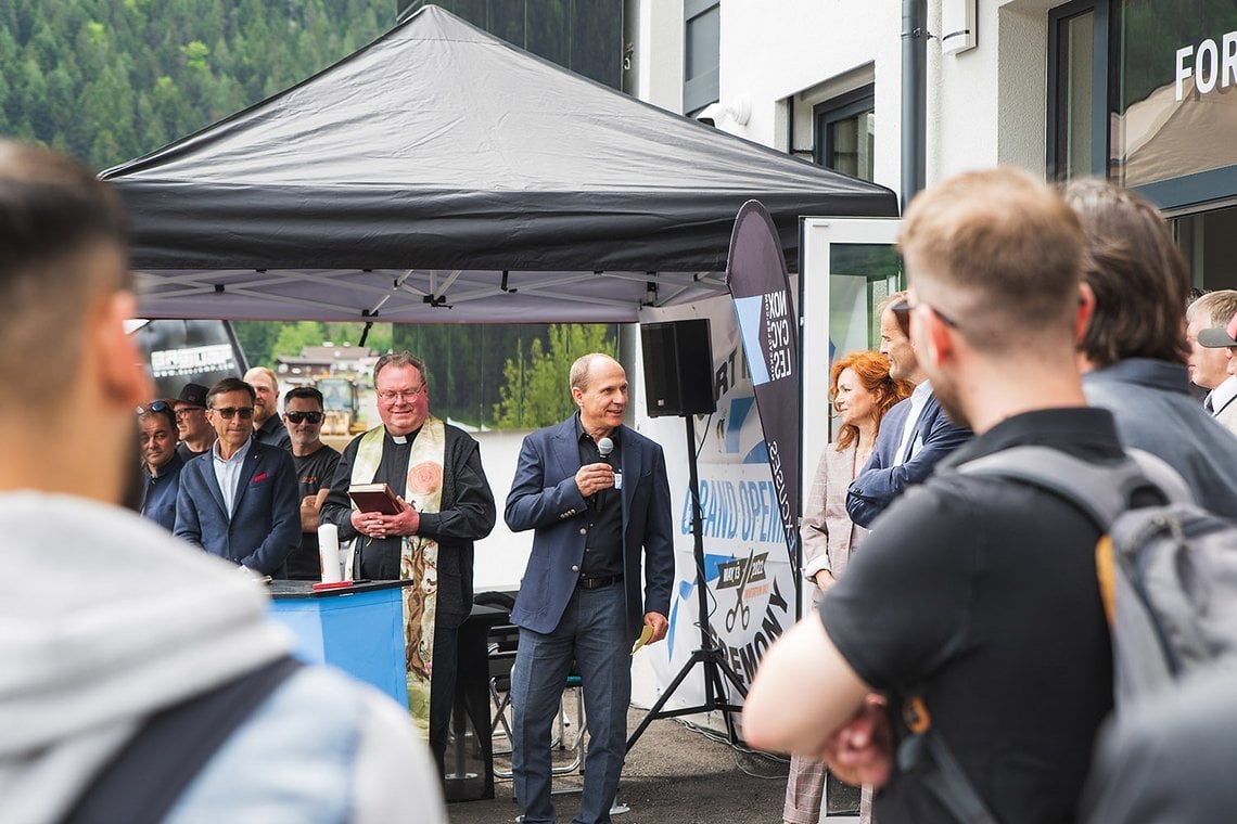 Carsten Sommer, Gründer und Inhaber von Nox Cycles, eröffnet feierlich Fort Nox - den neuen Firmensitz des E-Bike-Herstellers.