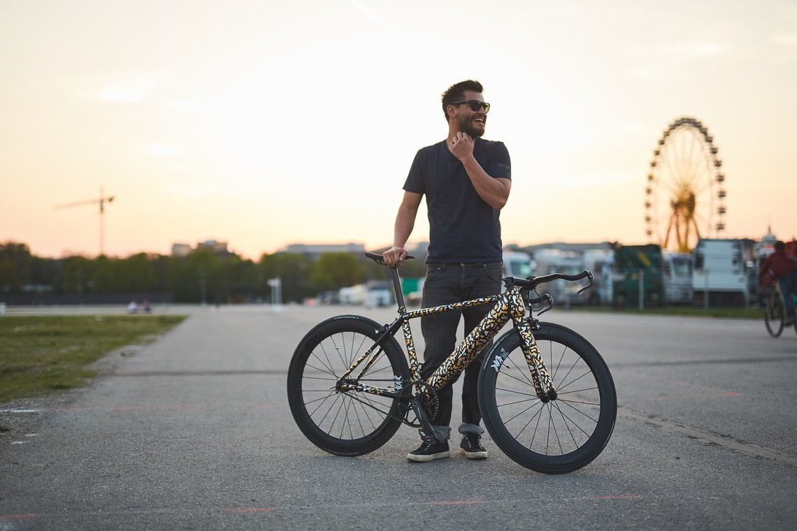 Kunst trifft auf E-Bikes: Verschiedene Künstler designten 2017 Bikes und dazu passende Bilder. Die Collabs wurden im gleichen Jahr auf dem Eurobike-Stand des Unternehmens präsentiert.