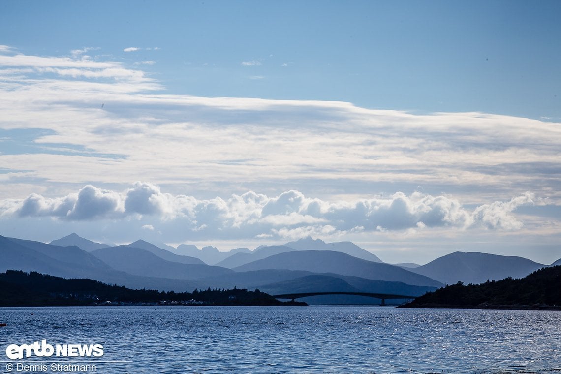 Blauer Himmel – seltene Erscheinung auf dem Weg zur Isle of Skye