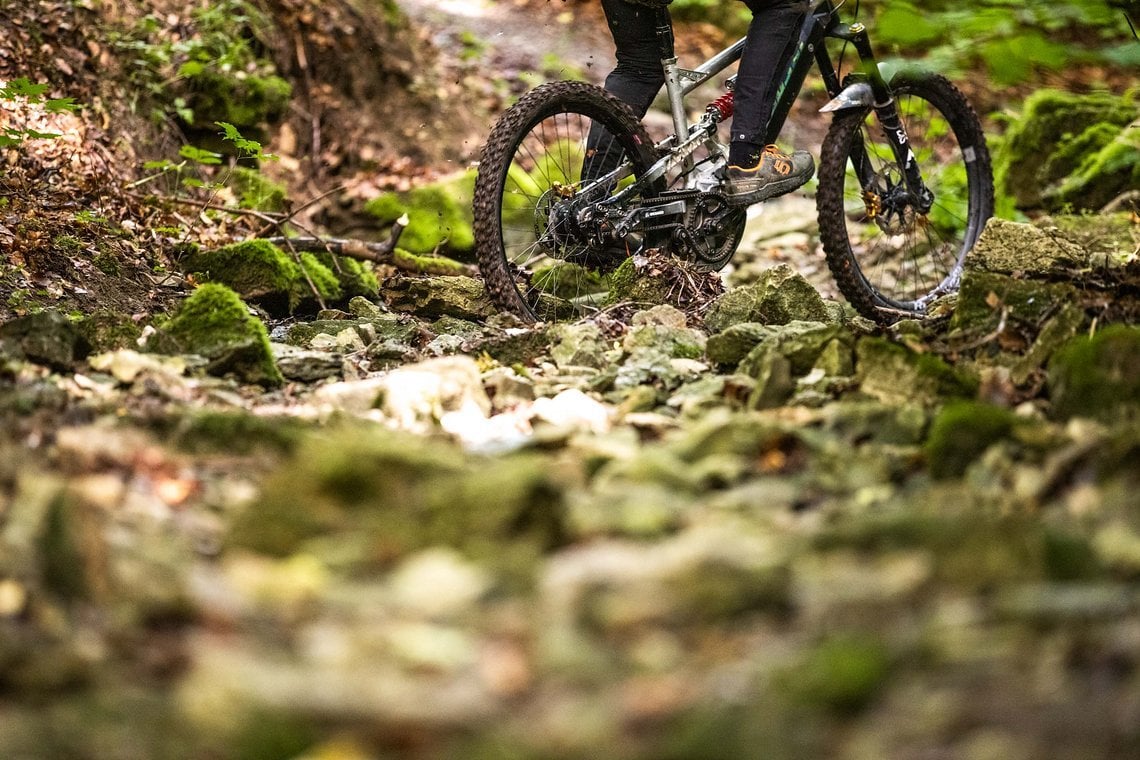 Willst du auf nassen Steinen schnell sein, musst du auch auf nassen Steinen trainieren. Ab durchs Bachbett mit dem Nicolai G1-Eboxx mit Rohloff & Gates!