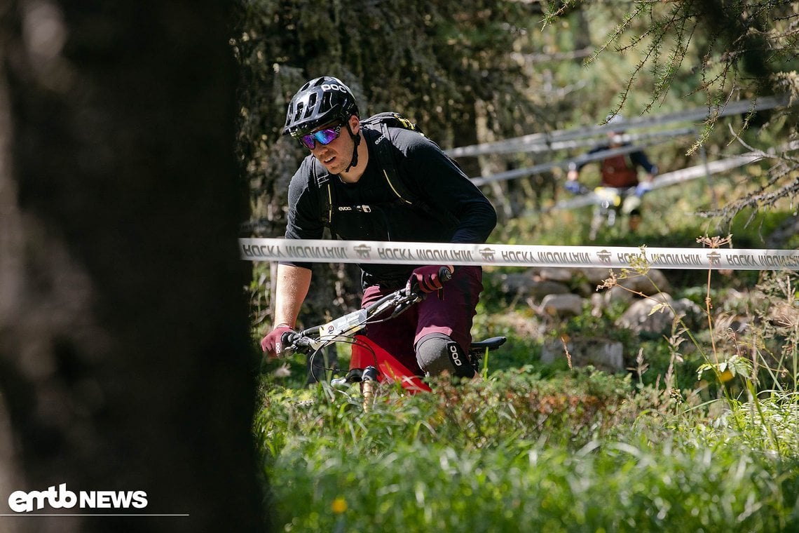 Eines dieser Flatterbänder hatte mich nach einer sportlichen Rechtskurve mal kurzzeitig umarmen wollen