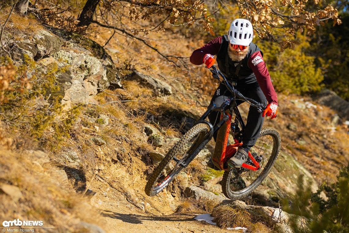 Agil geht es mit dem Rocky über den Trail.