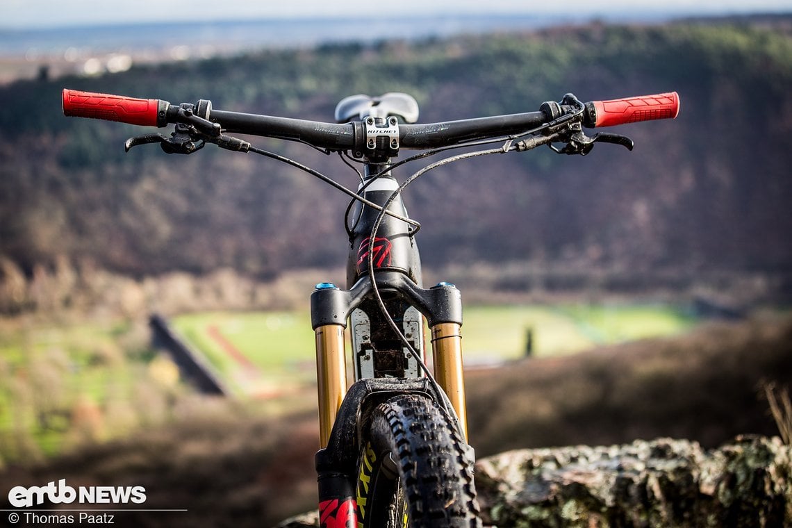 Das schicke Cockpit samt Carbonlenker stammt aus dem Hause Ritchey