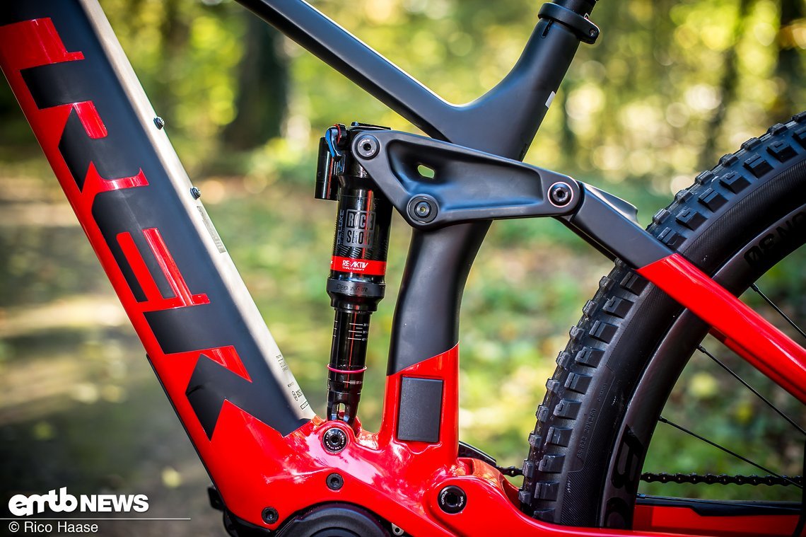 ... am Heck ein RockShox Deluxe RT3-Luftdämpfer für Ruhe sorgt und 150 mm Federweg zur Verfügung stellt