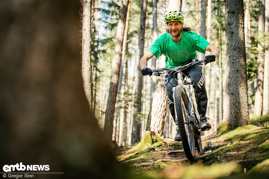 Das Fahrwerk ist nicht extrem sensibel, muss es bei dem hohen E-Bike-Gewicht aber auch nicht