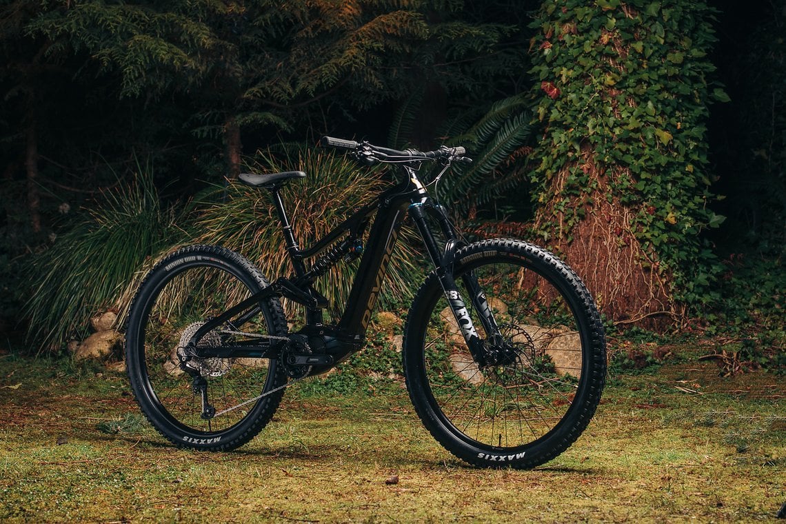 Das Devinci E-Spartan kommt mit einem Coil-Dämpfer und gewaltigen 170 mm Federweg am Heck.