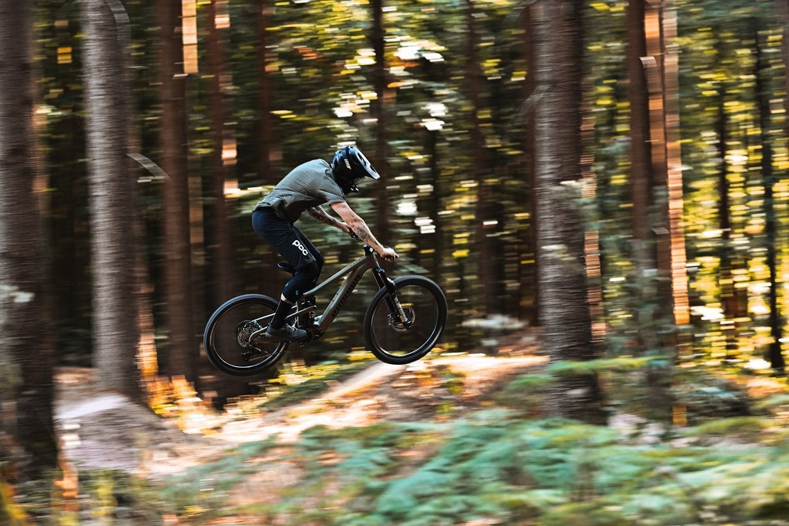 Neben der geglückten Kinematik verhilft auch das RockShox-Fahrwerk zu einem leichtfüßigen Fahreindruck – auch auf der Jumpline.