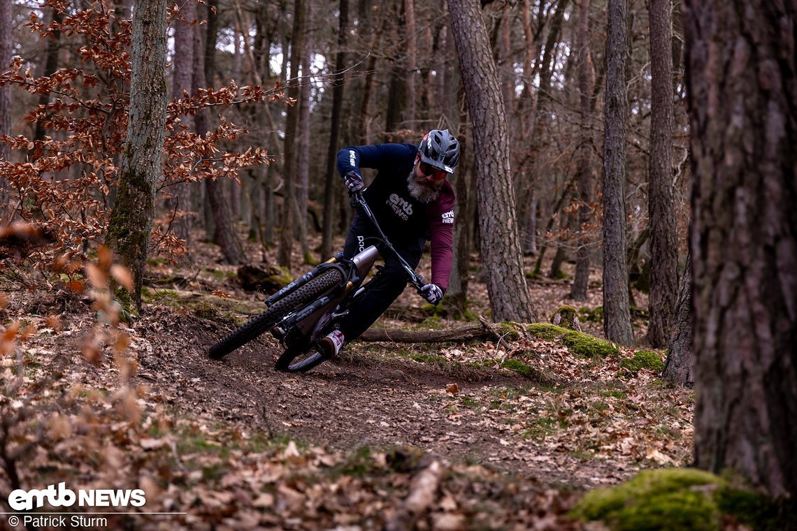 Kurven und gebaute Anlieger lassen sich mit diesem E-MTB spielerisch meistern.