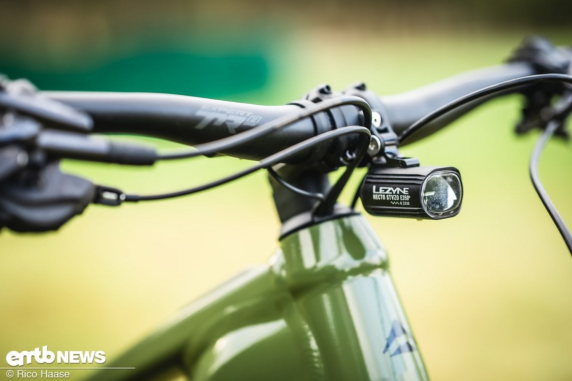 Typisch für E-Bikes von Merida: ein kompaktes Frontlicht von Lezyne.