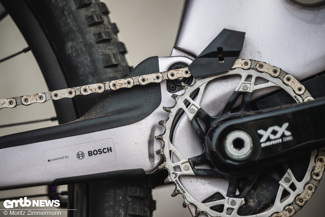 Der Kettenstrebenschutz ist formschlüssig an die Kettenstrebe angelegt.