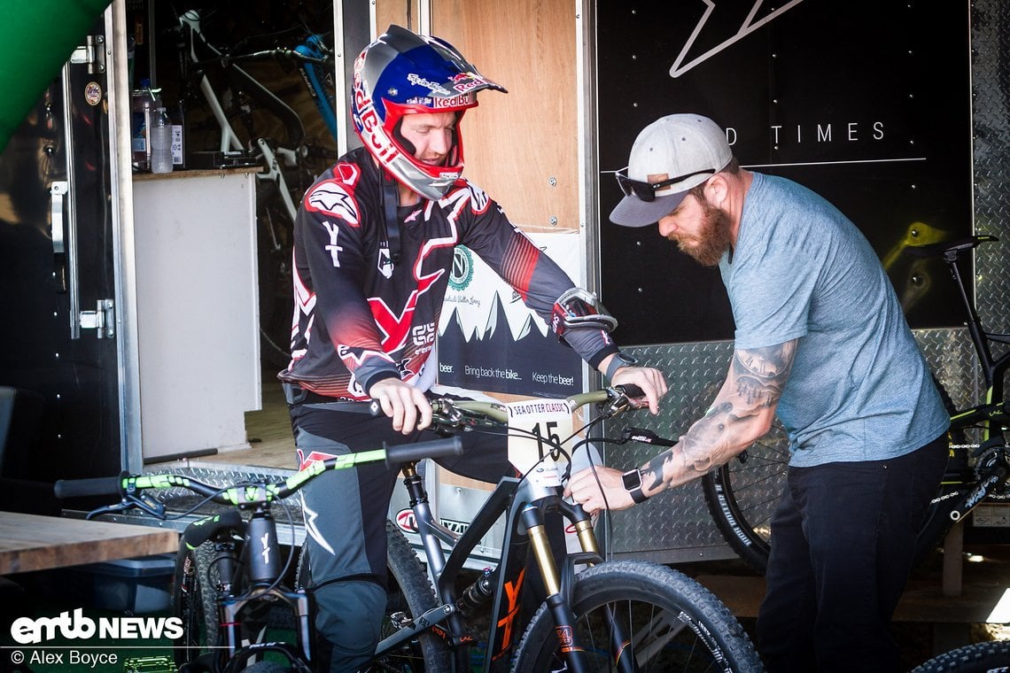 Aaron Gwin beim Einstellen seines Bikes für das Downhill-Rennen am Sonntag