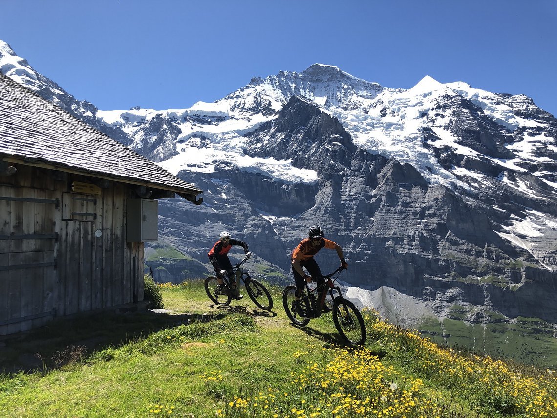 Wohl gestärkt geht es nach unserer Mittagspause mit Vollgas in Richtung Lauberhorn