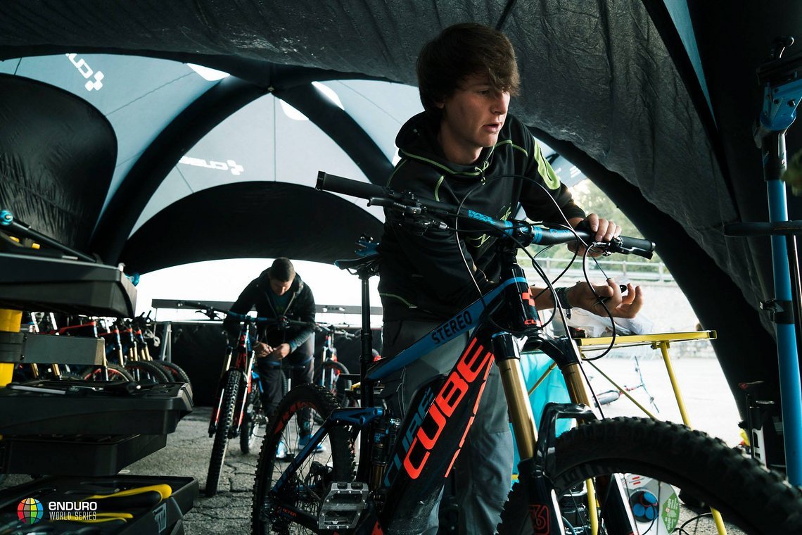 Die E-Bikes für die bei der EWS anwesenden Medienvertreter werden geserviced Die E-Bikes für die bei der EWS anwesenden Medienvertreter werden geserviced
