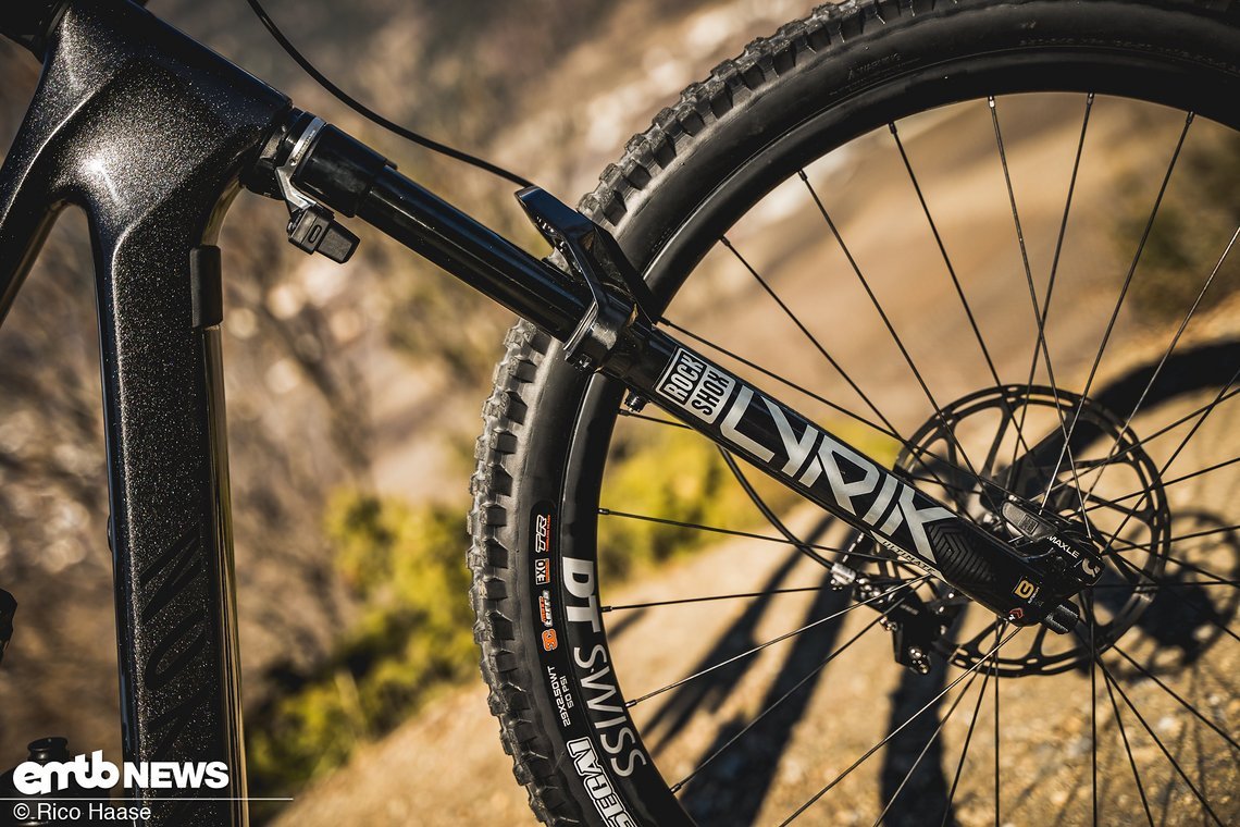 Perfekt für schnelle und sportliche Fahrten in ruppigem Gelände: RockShox Lyrik-Federgabel und ...