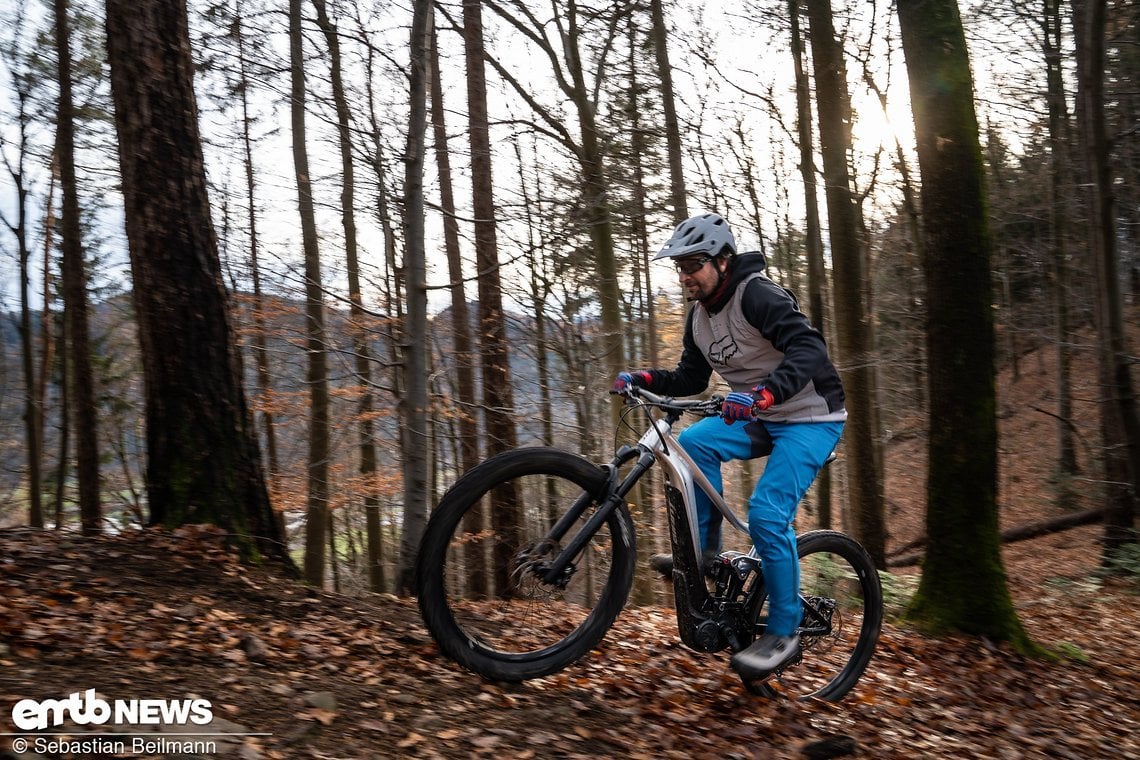 Im Uphill, wie hier auf rutschigem Untergrund, will die Motorkraft durch Regulierung mit der Hinterradbremse etwas dosiert werden.