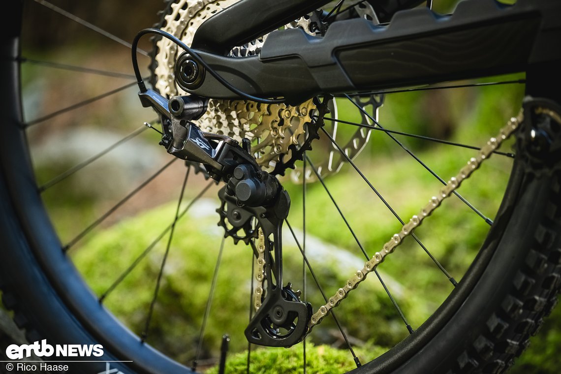 Geschaltet wird mechanisch, mit einem SLX/XT-Mix