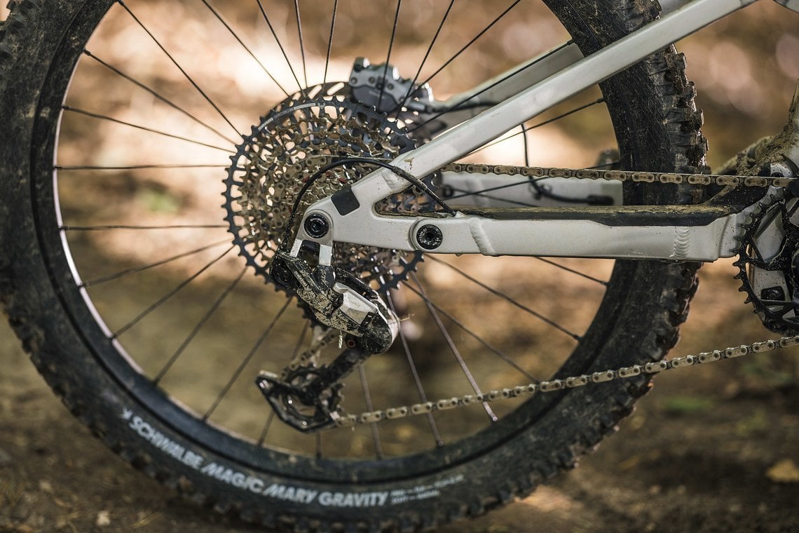 Die Kraft des Bosch Performance Line CX Motors der fünften Generation wird von einem Sram Eagle 90 Transmission Antrieb übertragen.